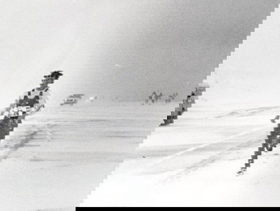 Wilma Rusman loopt in 1985 de Egmond Loop onder barre omstandigheden