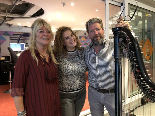 Iris Kroes komt langs in de studio met haar harp en nieuwe single