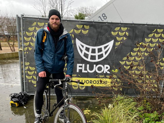 Stefan School fietst voor het goede doel langs álle Nederlandse poppodia!