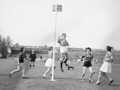 OZNJ: Greet Bakarbessy zoekt Dick Verwy