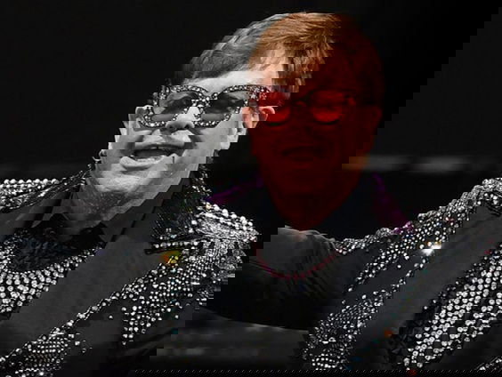 Benny gaat naar het afscheidsconcert van Elton John