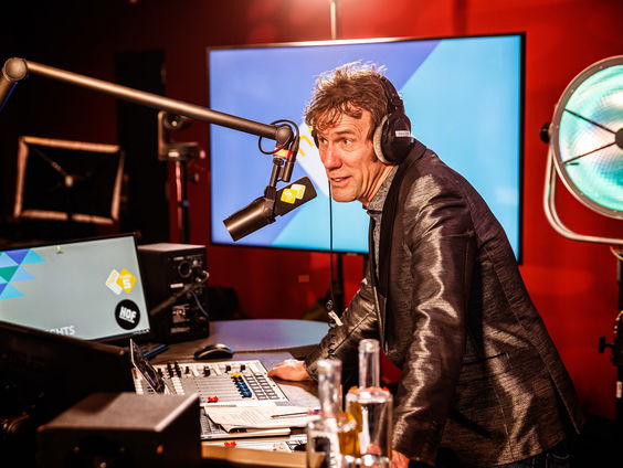 Diggy Dex, Frank Boeijen en Raymond van 't Groenewoud verrassen Stef Bos