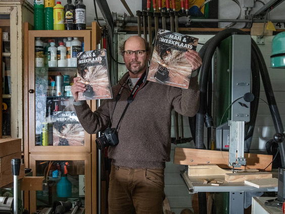 Otto fotografeerde mannen in hun werkplaats