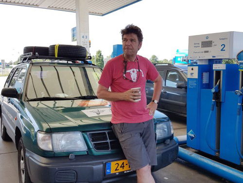 Dirk Jan Roeleven brengt zijn Japanse auto terug naar Tokio, serie in Bert op 5