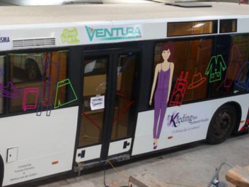 Kees rijdt rond met de kledingbus in Friesland