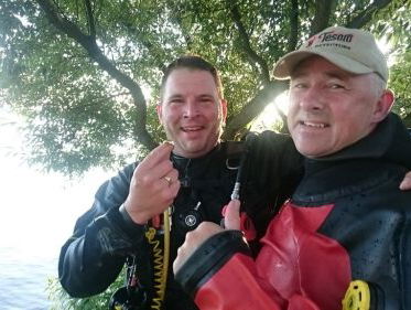 Verloren ring met emotionele waarde teruggevonden door vrijwillige duikers