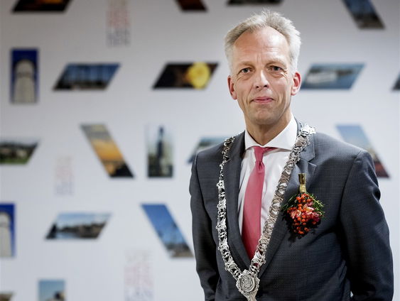 Nieuwe ambtsketen voor burgemeester Sjors Fröhlich