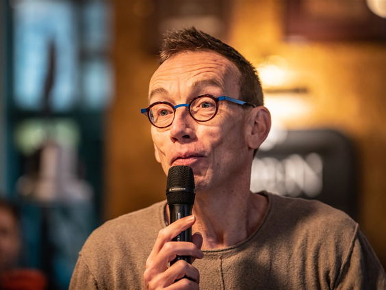 Dolf Jansen over CoronA tot Z en...nieuws Oudejaarsconferentie