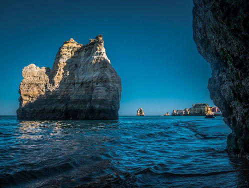 Thuis op 5 strijkt neer in Portugal