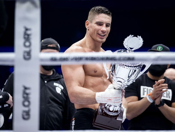 Boksheld Rico Verhoeven gaat de strijd aan tegen werkloosheid!