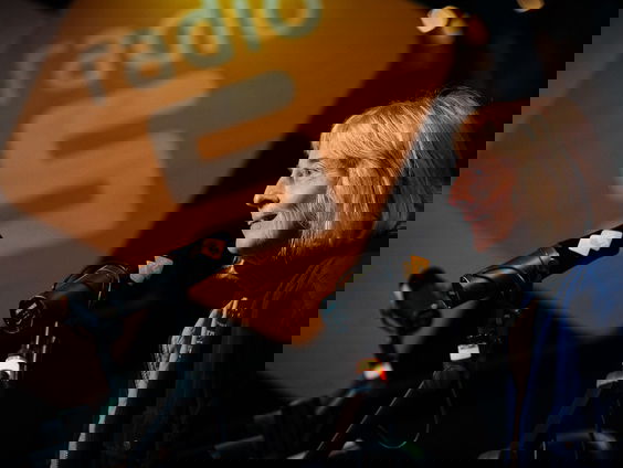 Immy toverde met kaartjes een glimlach op het gezicht van vreemden