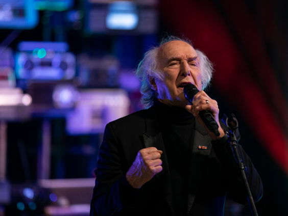 Peter Koelewijn zingt live zijn evergreen 'KL 204'