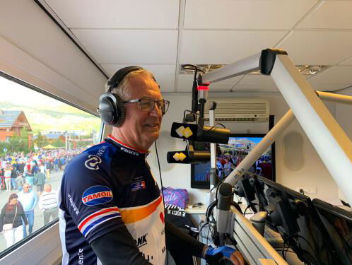 Bert neemt met voorzitter Jan Kouwenhoven de cijfers door