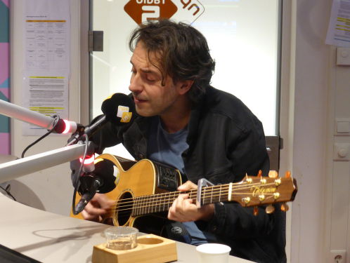 Lennaert Maes zingt live 'Hey Marie'