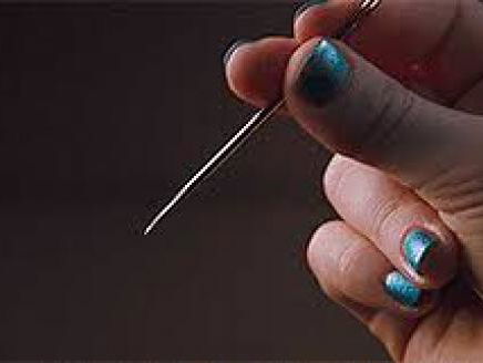 1973: Gaatjes laten prikken bij de juwelier!