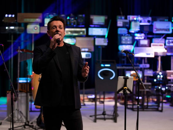 Gerard Joling zingt 2 nummers live