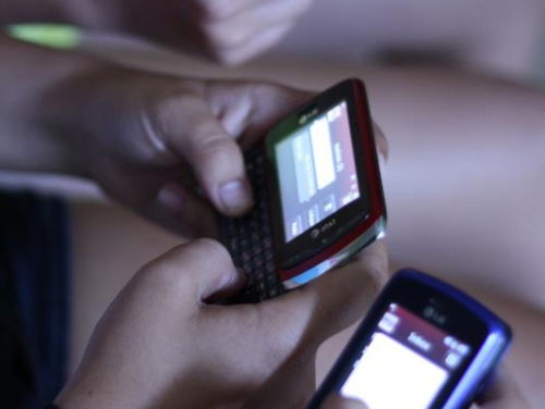 Niet bellen tijdens het afrekenen en mobieltjes weg in de klas