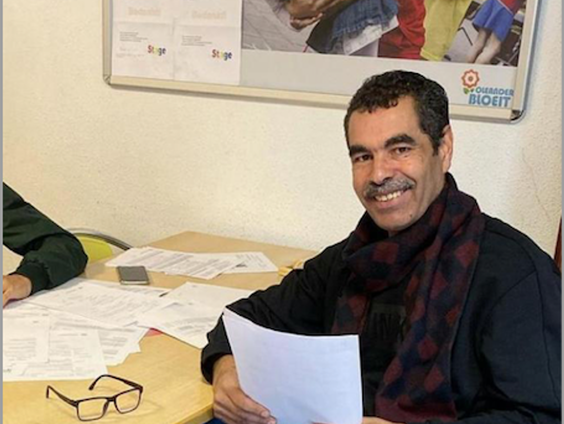 Meester Mo, buurtvader van de wijk Bloemhof vertelt over de opening van een nieuw buurtcentrum