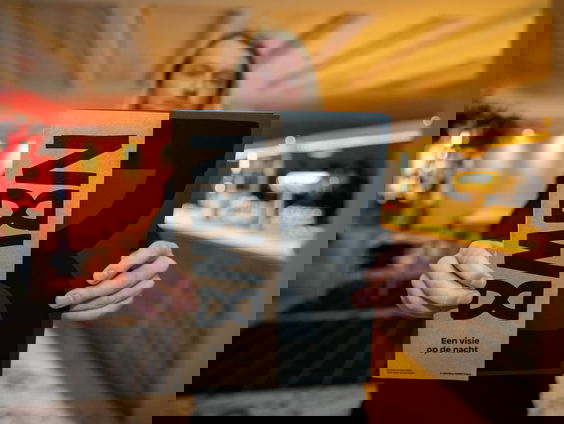 N8W8 Rdam wilt zeecontainer vol facturen van clubs afleveren bij het Binnenhof