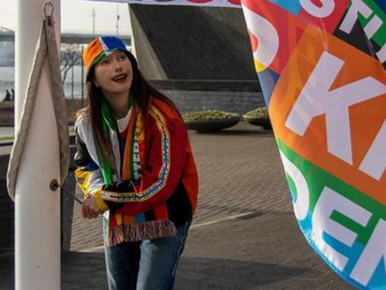 Hoe gaat het met Rotterdamse virtuele influencer Esther en geeft ze een slaapfeestje?