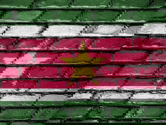 Rotterdamse ondernemer Huggy Thomas organiseert een stadswandeling voor Suriname