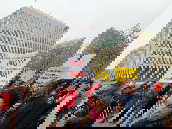 Reporter Camille loopt mee met de protestmars tegen de toeslagenaffaire!