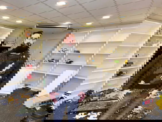 Emrah zag vanuit huis hoe zijn winkel werd geplunderd: 'Ik heb nog steeds in shock'