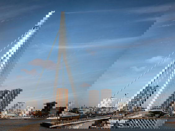 Marleen beklom vandaag de Erasmusbrug om Rutte wakker te schudden!