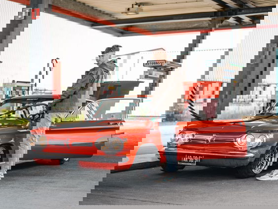 Rapper Pjotr verkoopt zijn nieuwe mixtape vanuit zijn kofferbak in Rotterdam!