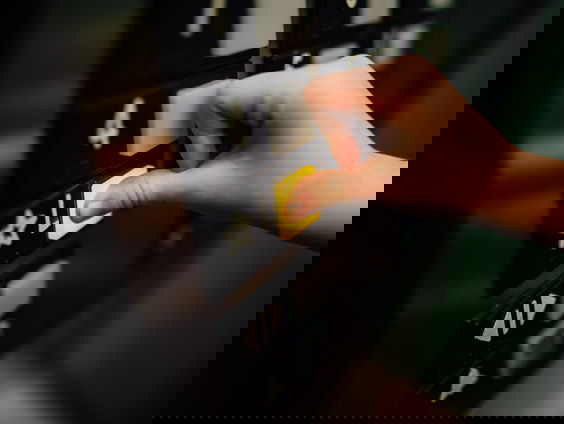 Ulrich (25) moet al maanden omreizen met zijn rolstoel door kapotte metrolift