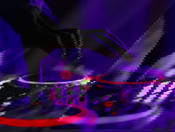 Reporter Camille volgde een dj-les om te kijken wat voor skills je nodig hebt al DJ!