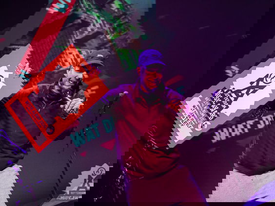 Winnaar Rotterdamse Music Award Steff laat award vallen na winst!