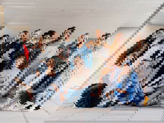 Kleren gaan uit tijdens de Chicks And The City podcast '' mensen verbergen zich vaak achter hun kleding''