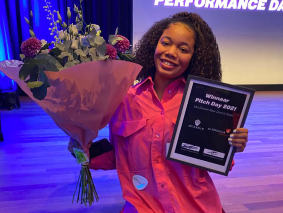 Rotterdamse Jeanie (18) wint pitch en gaat haar eigen haar producten maken!