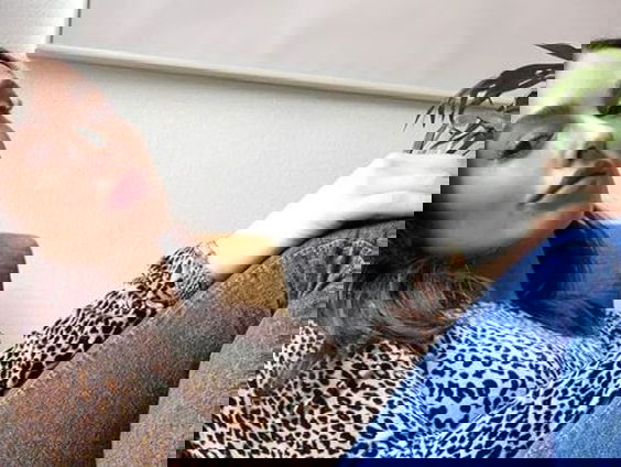 Rotterdamse modeontwerpster Inez Naomi maakt van tweedehands voetbalshirtjes nieuwe bikini's!