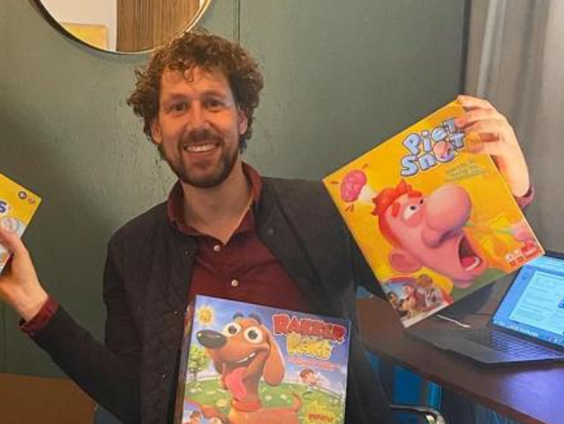 Youtuber Mark van Family Toys Collector deelt zijn speelgoed met Rotterdamse gezinnen