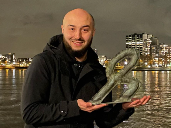 Rotterdamse Meester Ismail Aghzanay is de beste leraar van 2021!