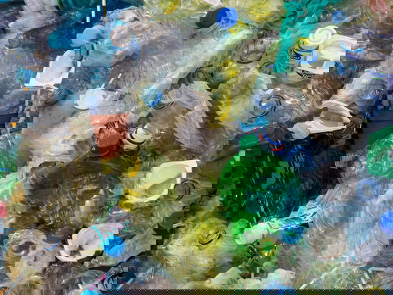 Vuilnisvrouw Naomi (21): 'Soms stuitert een vuilnisbak terug en dan komt alles over je heen'