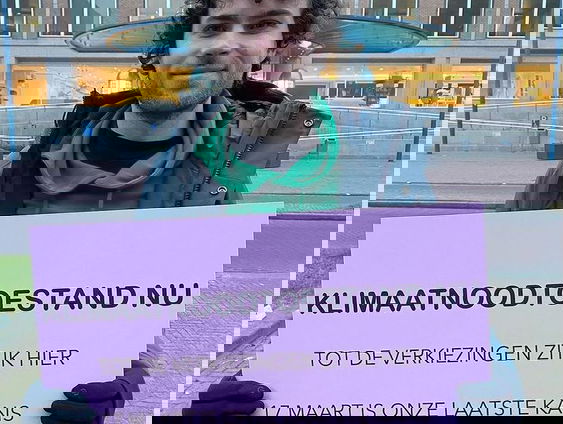 Mark zit twee weken op een stoeltje voor het hoofdkantoor van Shell