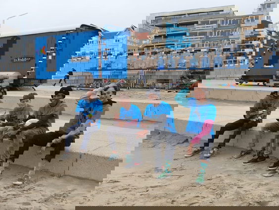 Reporter Camille doet mee met de Trashure Hunt voor een schoon strand!