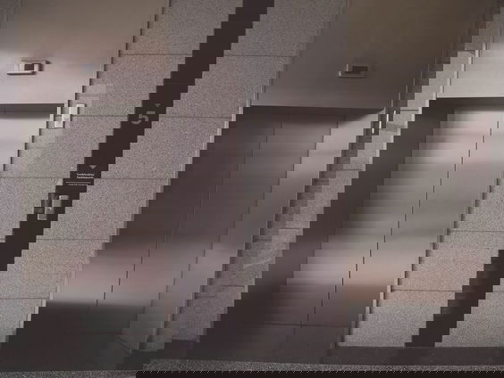 Report Camille: Wat moet je doen als je vast zit in de lift?!