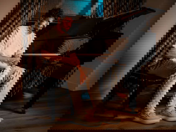 Younes Mochin wilt met zijn track ' Jij Alleen' eenzaamheid bespreekbaar maken