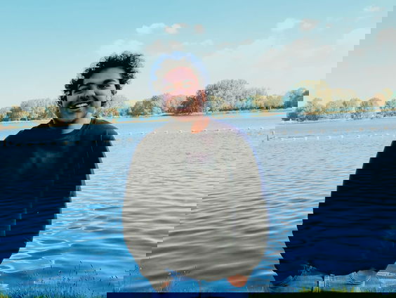 Haagse Arjun (16) maakt samen met andere jonge mensen een documentaire over de maatschappelijk problemen ...