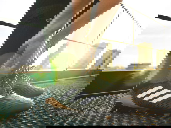 Vrouwelijke scheidsrechter Manon (22) fluit voor mannen: ''Ik weet niet of er ooit is geflirt met me, maa ...