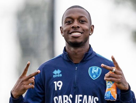 profvoetballer Shaquille Pinas werkt tijdens interlandbreak in kringloopwinkel