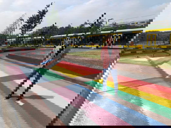 Bedenker regenboogfietspad Elias(22): "Het is een symbool voor diversiteit"