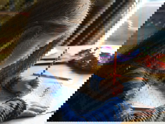 Laura helpt ouders met huiswerkbegeleiding: "Ik was het ook gewoon zat om stil te zitten"