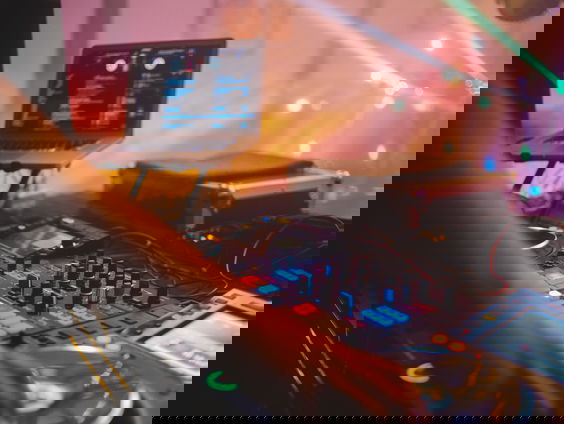 Reporter Shaquille gaat de challenge aan: Maak een liedje met 5 woorden...