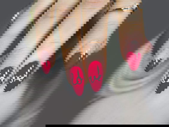 Ilayda vertelt ons waarom je echt NIET moet proberen je eigen acrylnagels te zetten!