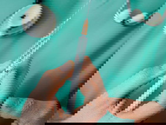 Ryan krijgt zijn eerste prikles op school: "Deze les is twee jaar vervroegd!"